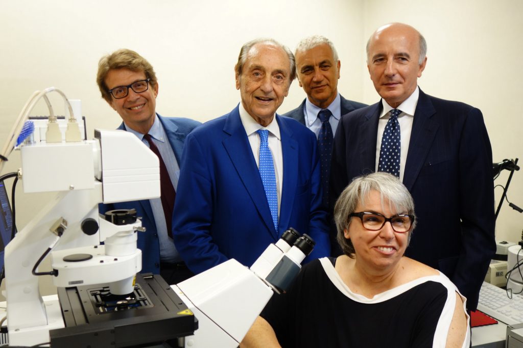 Foto gruppo inaugurazione microscopio confocale