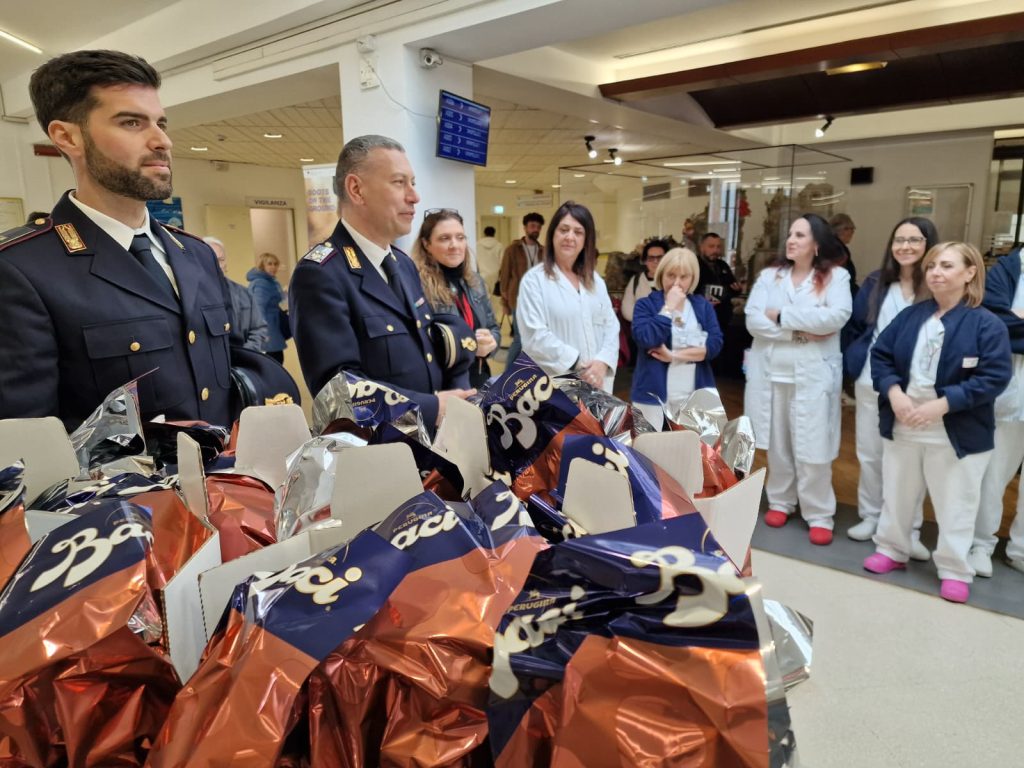 Polizia consegna uova