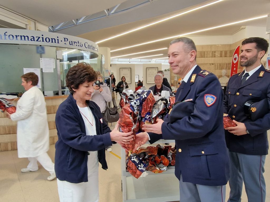 Consegna uova polizia