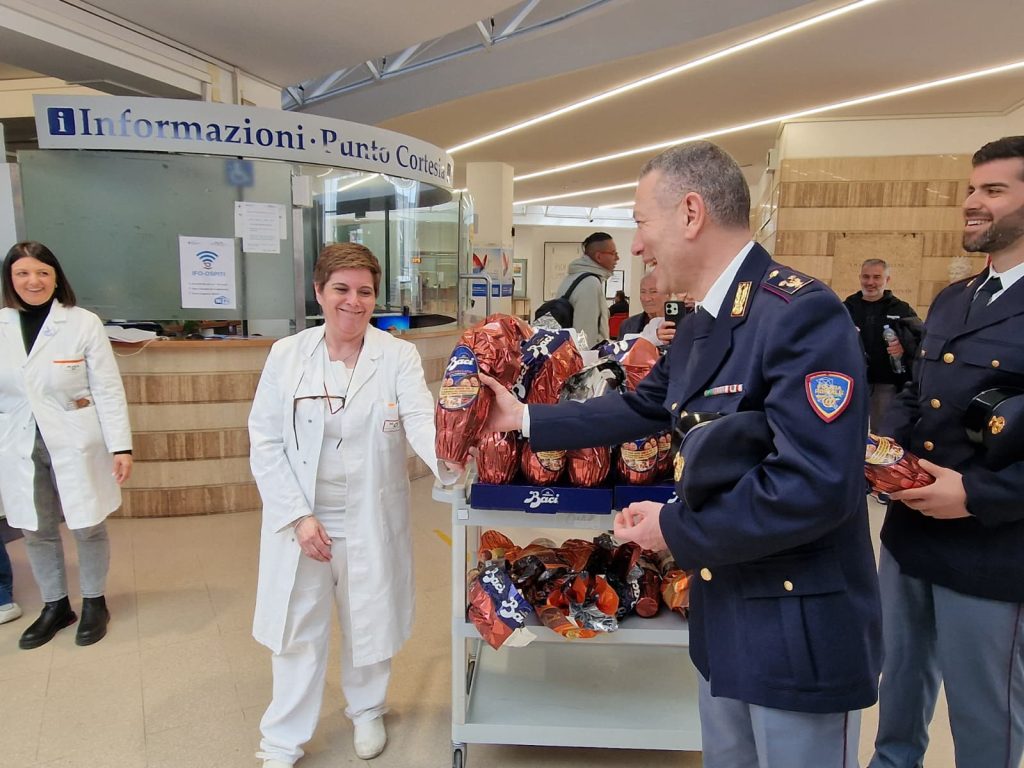 Polizia consegna uova 2