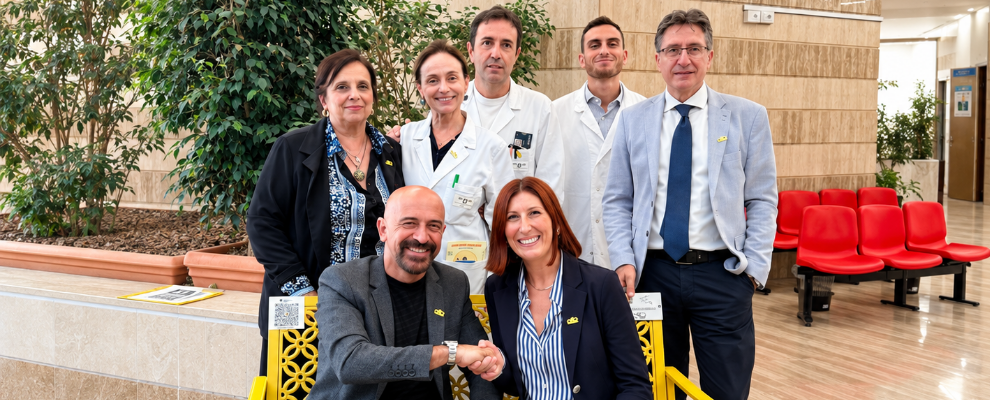 Ritratto di gruppo sulla panchina gialla